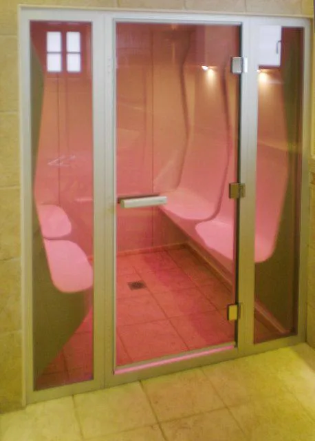 Dhomë me avull me ndriçim që ndryshon ngjyrën