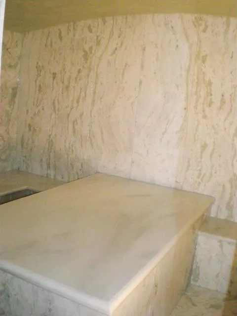Hammam con revestimiento de mármol