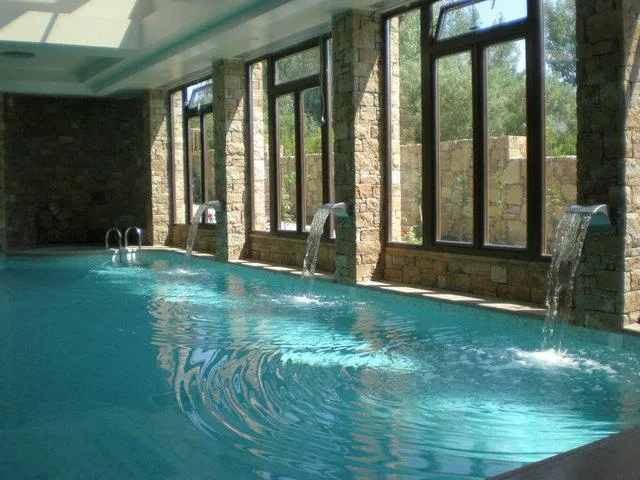 Piscina interior climatizada para hostelería