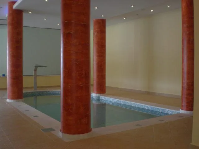 Piscina interior de hidroterapia en un entorno de bienestar
