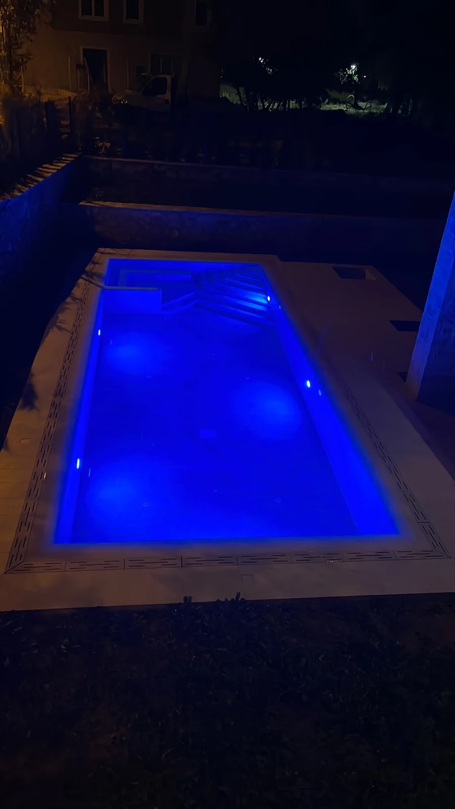 Pool mit blauer und gruener Beleuchtung