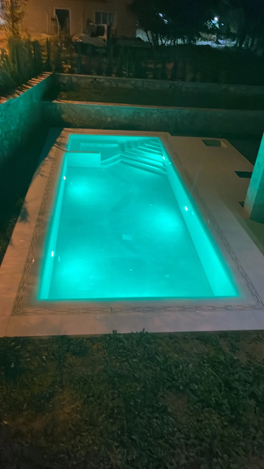 Piscina con iluminacion verde