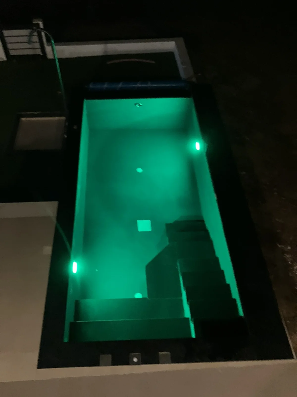 مسبح بإضاءة خضراء متعددة الألوان