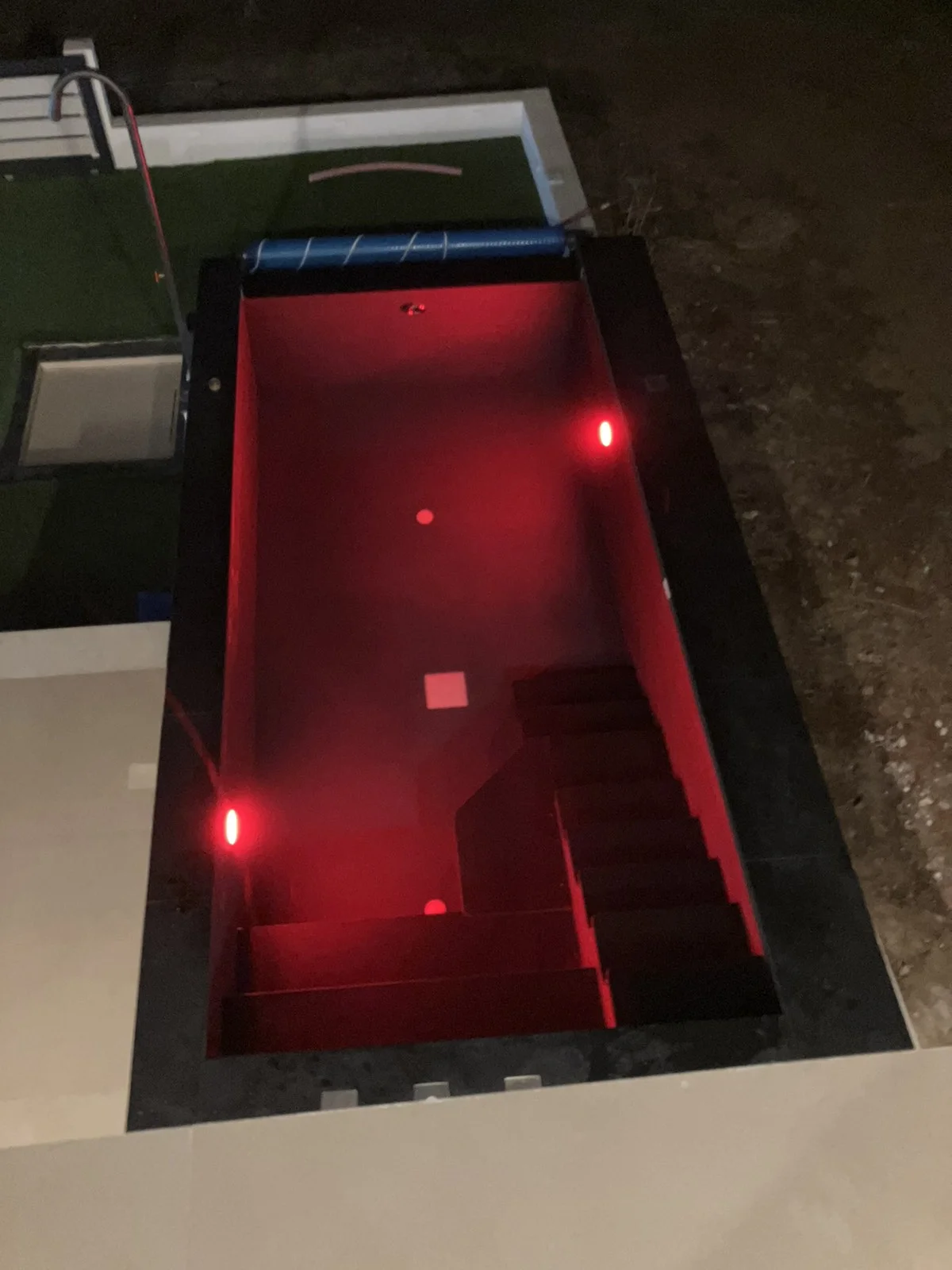 مسبح بإضاءة حمراء متعددة الألوان